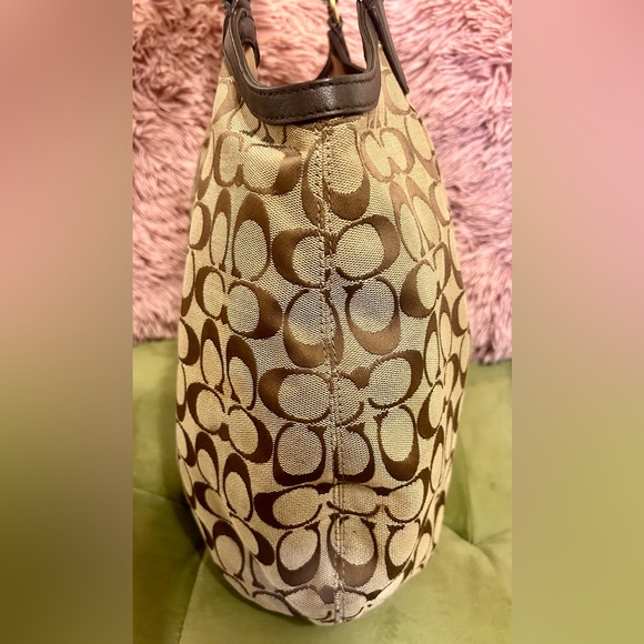 COACH: Monogram Purse - GUC - Picture 5 of 14